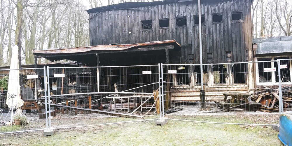 Bootshaus nach Feuer von der Alster aus gesehen