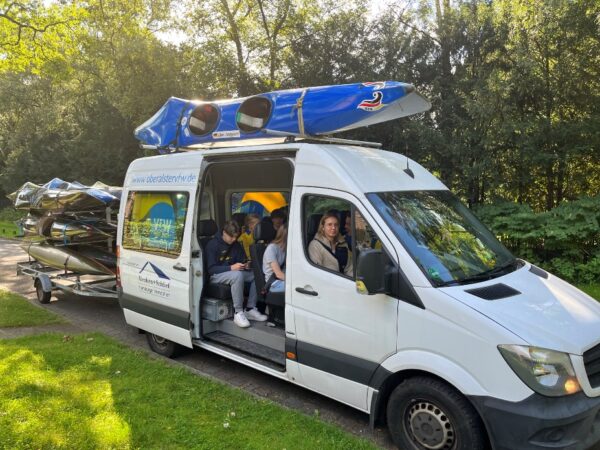 Vereinsbus mit Trailer